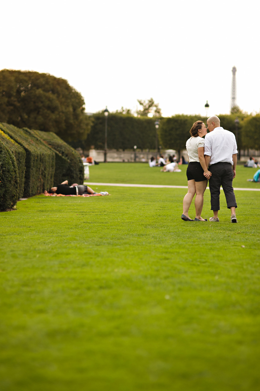 05_louvre_park_paris_engagement_photos_houng_ben.jpg