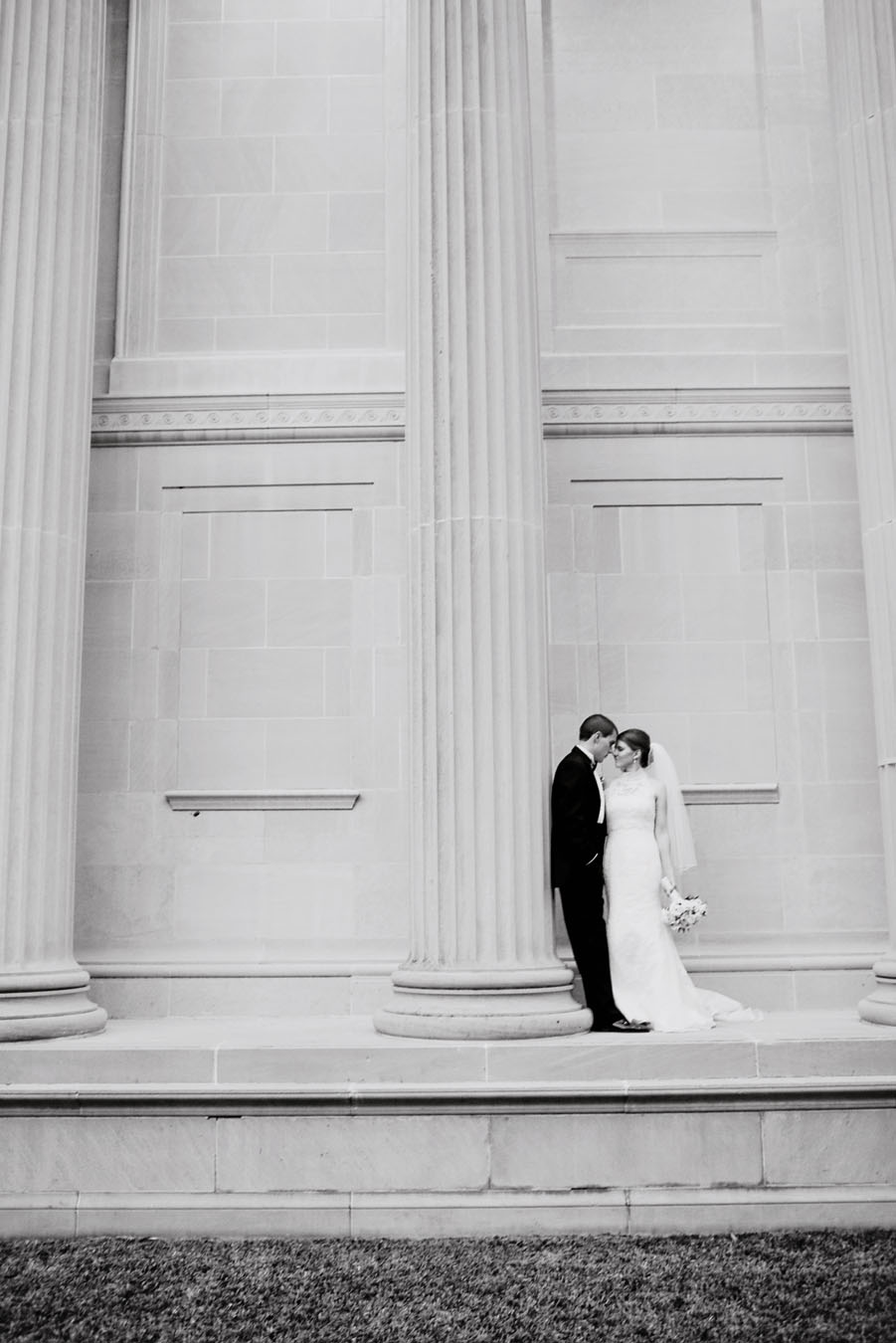 classy elegant wedding at st. anne's catholic church in houston photographed by wedding photographer table4 weddings