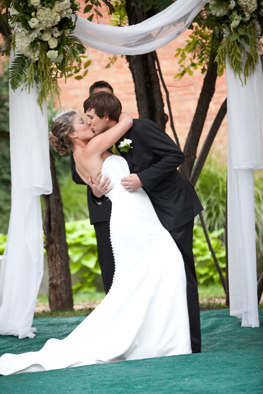 classy vintage diy outdoor wedding photography at artspace 111 in fort worth by fort worth wedding photographer table4