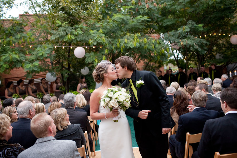 classy vintage diy outdoor wedding photography at artspace 111 in fort worth by fort worth wedding photographer table4