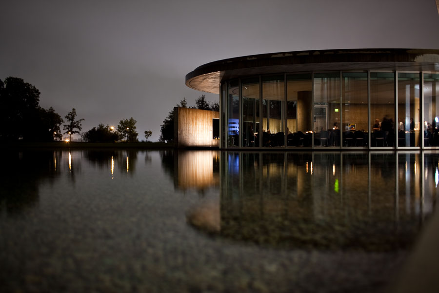 elegant modern diy wedding at the modern art museum of fort worth photographed dallas wedding photographers table4 weddings