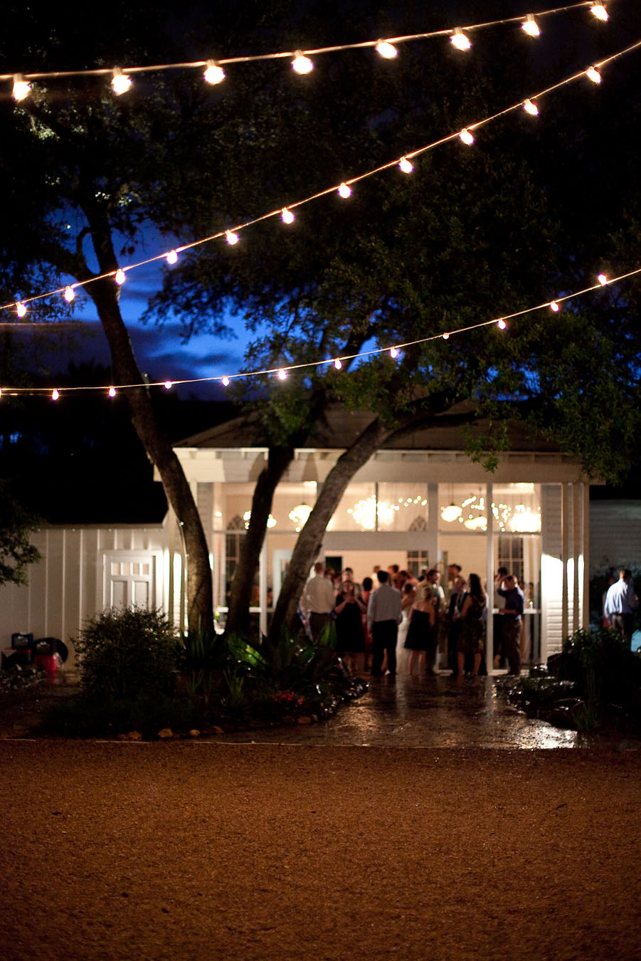 sweet southern charming mercury hall austin wedding photos by dallas photographer table4