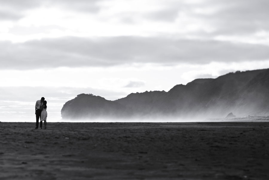 piha beach, auckland new zealand engagement photo