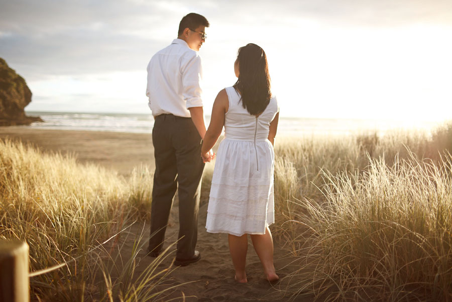 piha beach, auckland new zealand engagement photo