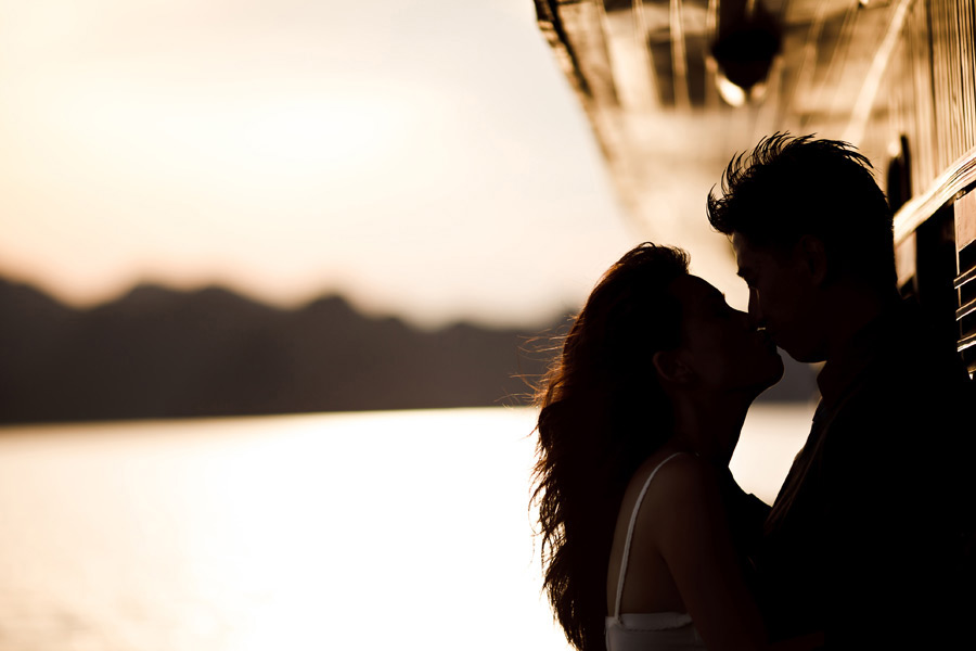 ha long bay junk boat engagement