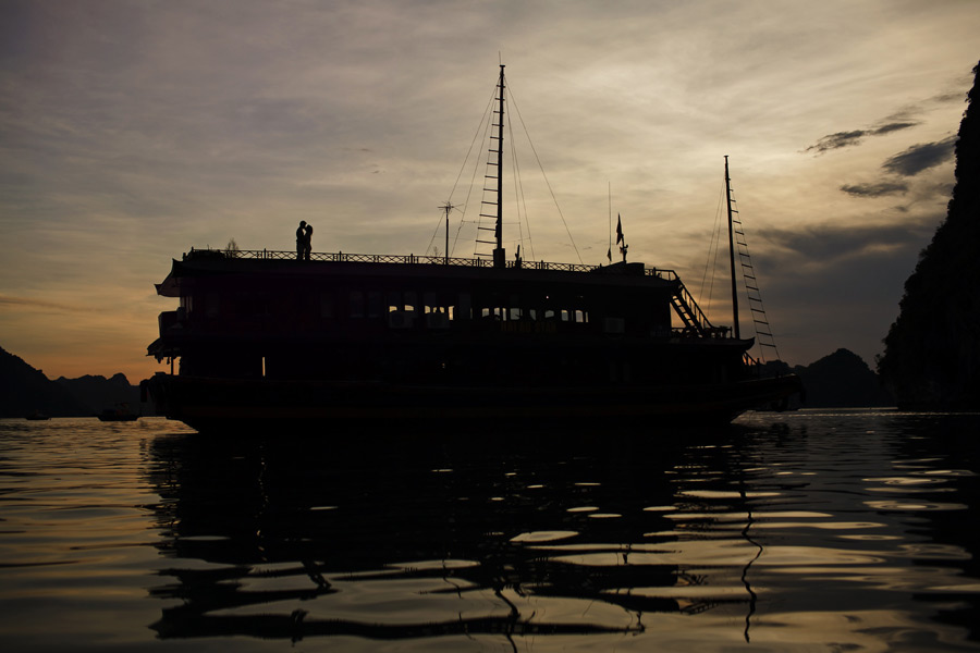 ha long bay junk boat engagement