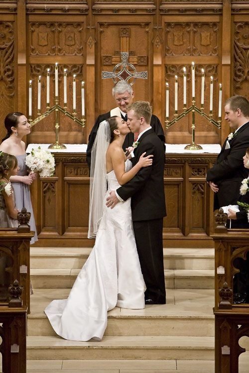 first kiss in houston tx wedding image