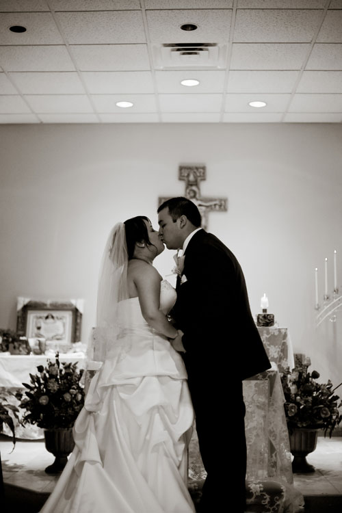 first kiss wedding image arlington, tx